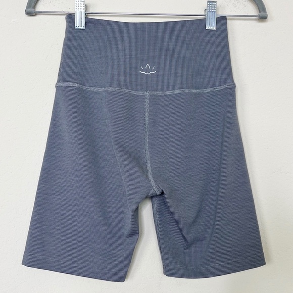 Beyond Yoga Ribbed Grey High Rise Biker Shorts Size Small - Picture 7 of 11